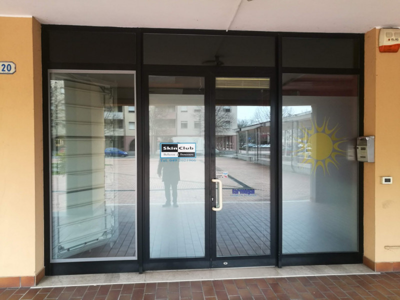 Padova (PD): Nel cuore del quartiere di Mortise, proponiamo negozio di 80 m² calpestabili sito in...