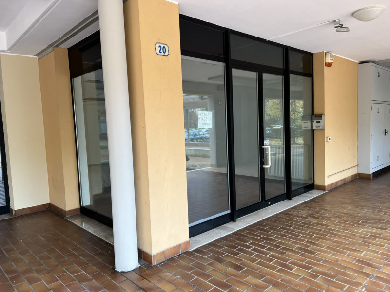 Padova (PD): Nel cuore del quartiere di Mortise, proponiamo negozio di 80 m² calpestabili sito in...