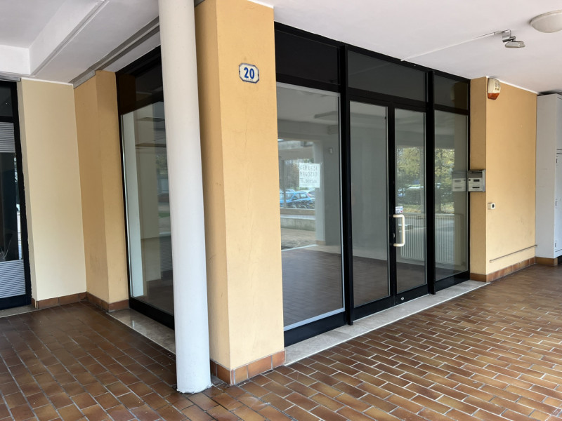 Padova (PD): Nel cuore del quartiere di Mortise, proponiamo negozio di 80 m² calpestabili sito in...