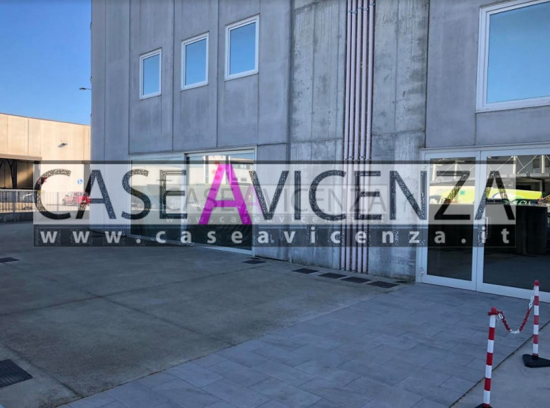 GRISIGNANO DI ZOCCO - In zona industriale, proponiamo un ampio ufficio di 455 mq, libero da subit...