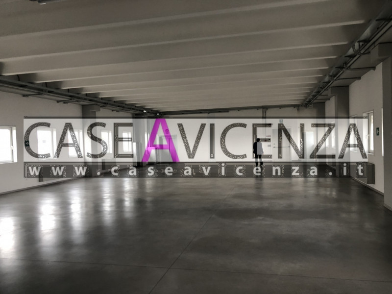 GRISIGNANO DI ZOCCO - In zona industriale, proponiamo un ampio ufficio di 455 mq, libero da subit...