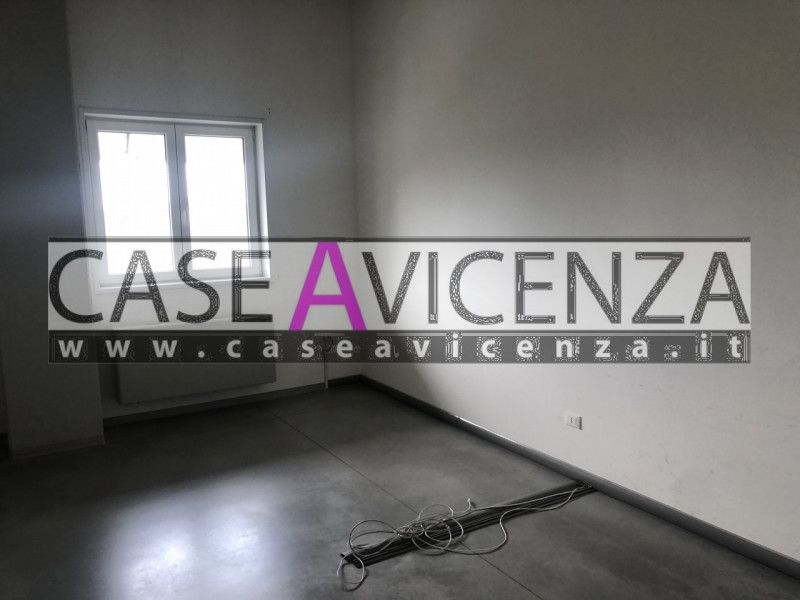 GRISIGNANO DI ZOCCO - In zona industriale, proponiamo un ampio ufficio di 455 mq, libero da subit...
