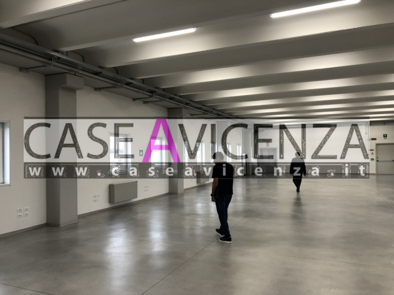 GRISIGNANO DI ZOCCO - In zona industriale, proponiamo un ampio ufficio di 455 mq, libero da subit...