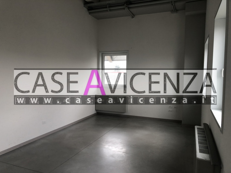 GRISIGNANO DI ZOCCO - In zona industriale, proponiamo un ampio ufficio di 455 mq, libero da subit...