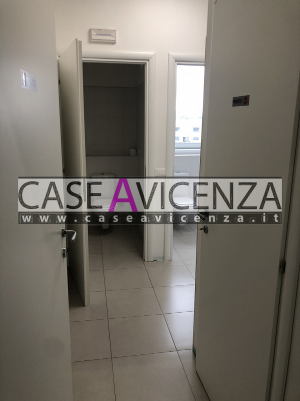 GRISIGNANO DI ZOCCO - In zona industriale, proponiamo un ampio ufficio di 455 mq, libero da subit...