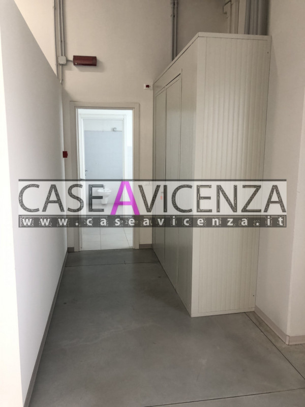 GRISIGNANO DI ZOCCO - In zona industriale, proponiamo un ampio ufficio di 455 mq, libero da subit...