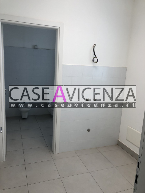 GRISIGNANO DI ZOCCO - In zona industriale, proponiamo un ampio ufficio di 455 mq, libero da subit...