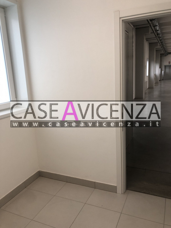 GRISIGNANO DI ZOCCO - In zona industriale, proponiamo un ampio ufficio di 455 mq, libero da subit...