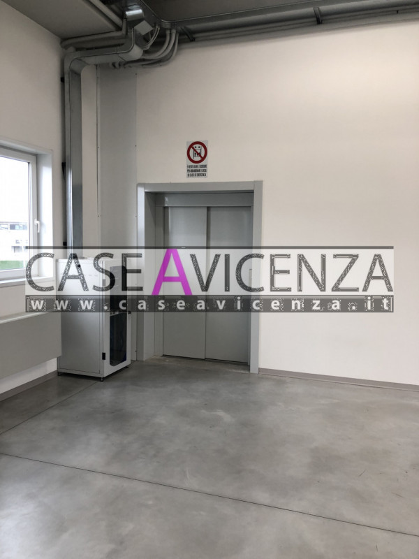 GRISIGNANO DI ZOCCO - In zona industriale, proponiamo un ampio ufficio di 455 mq, libero da subit...