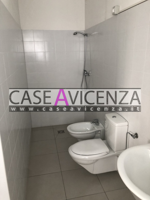 GRISIGNANO DI ZOCCO - In zona industriale, proponiamo un ampio ufficio di 455 mq, libero da subit...