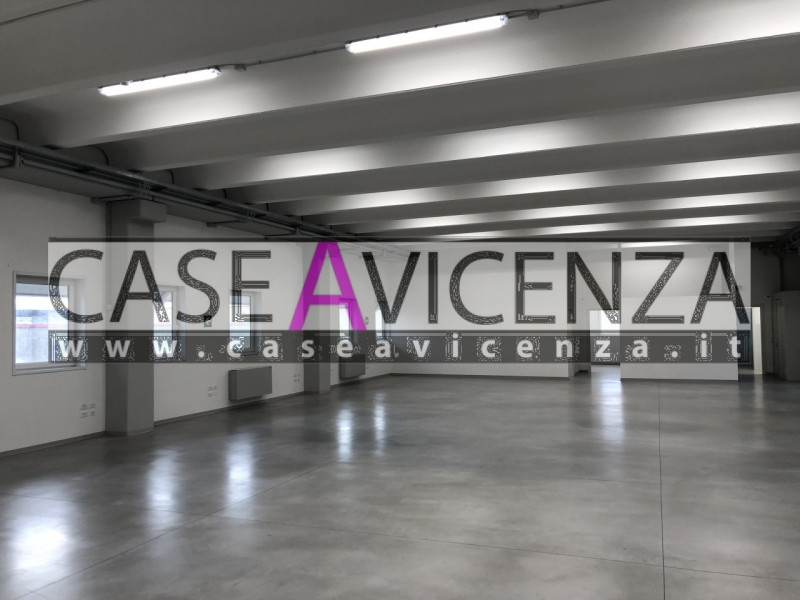 GRISIGNANO DI ZOCCO - In zona industriale, proponiamo un ampio ufficio di 455 mq, libero da subit...