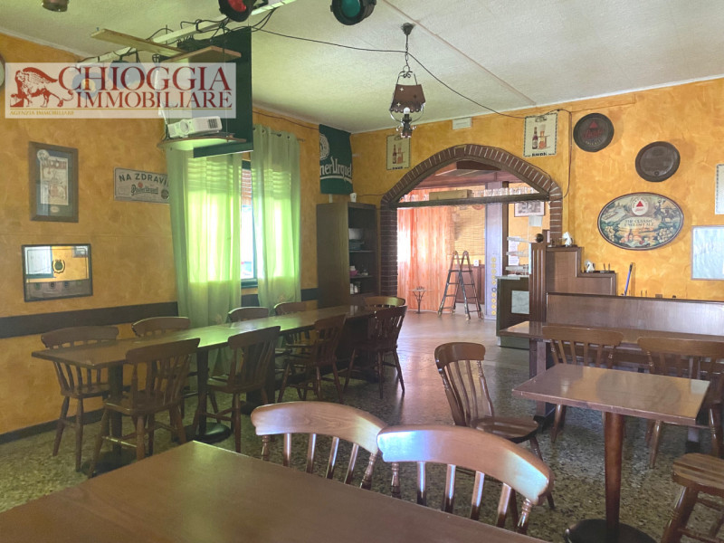 RIF.932 - In centro a Civè, affacciato sulla via principale e a due passi dalla chiesa, proponiam...