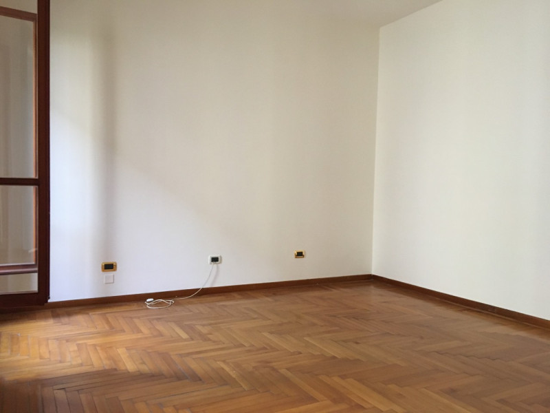 CENTRALISSIMO - APPARTAMENTO DI MQ. 170 AL SECONDO PIANO CON ASCENSORE SITUATO NELLA VIA PEDONALE...