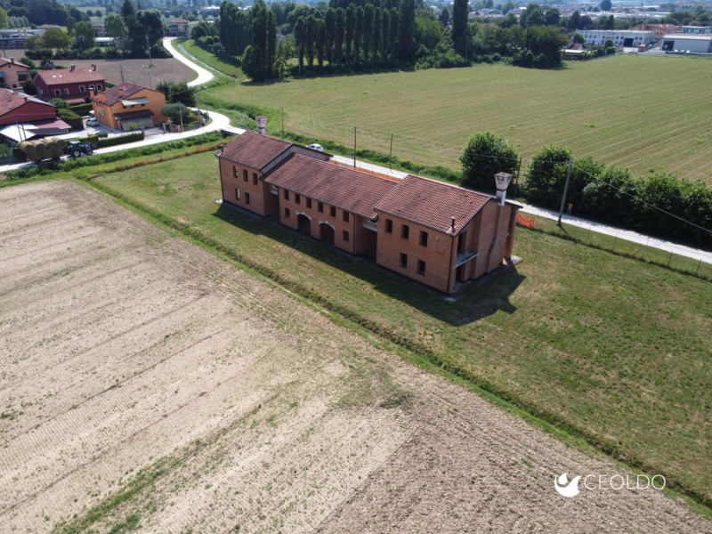 VIGONZA-Peraga-: a due passi dal parco di "Villa Bettanini" e immersa nella campagna vigontina, q...