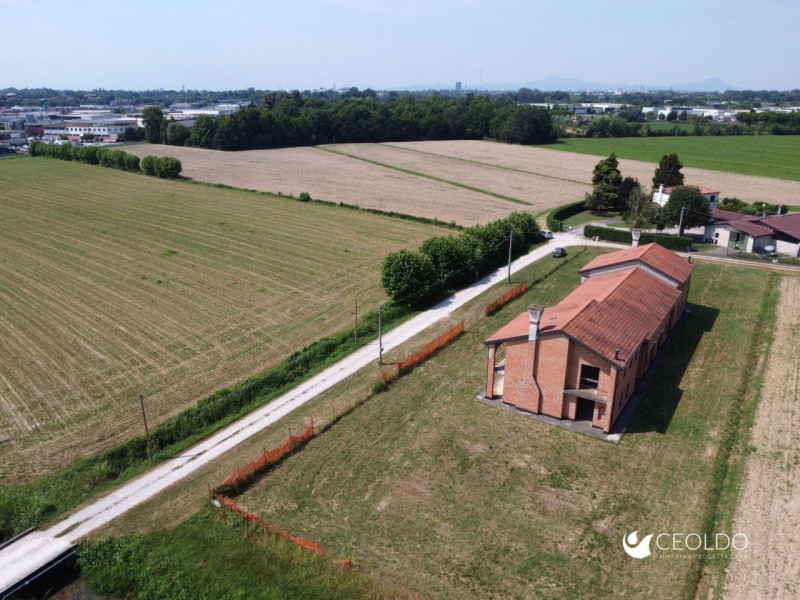 VIGONZA-Peraga-: a due passi dal parco di "Villa Bettanini" e immersa nella campagna vigontina, q...