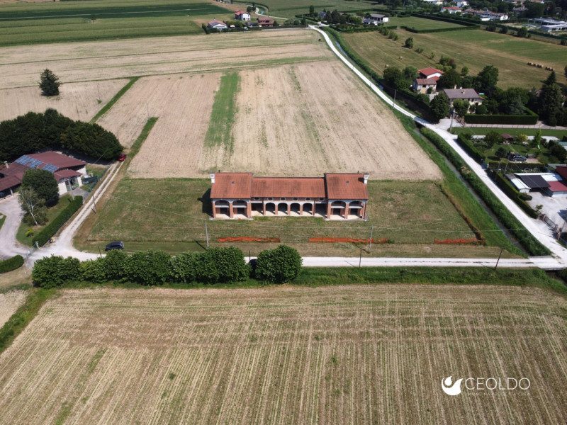VIGONZA-Peraga-: a due passi dal parco di "Villa Bettanini" e immersa nella campagna vigontina, q...