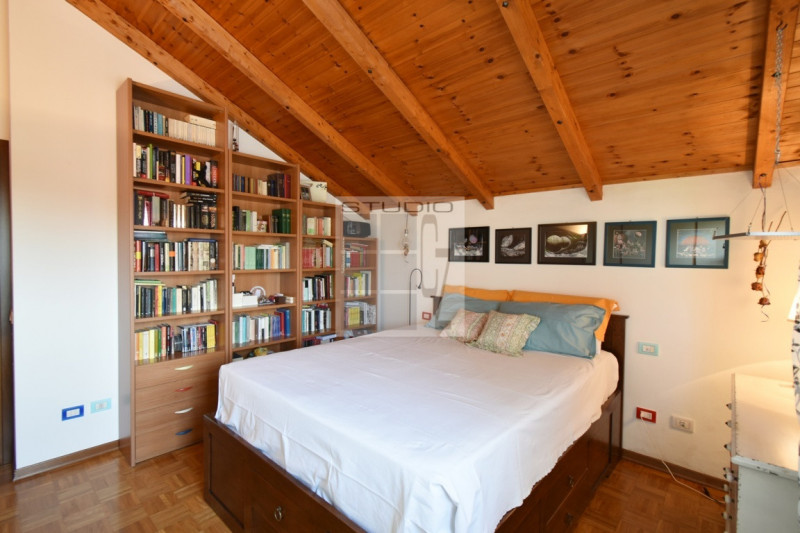 Proponiamo ATTICO completamente travato a vista.
Caratterizza l'abitazione la splendida location:...