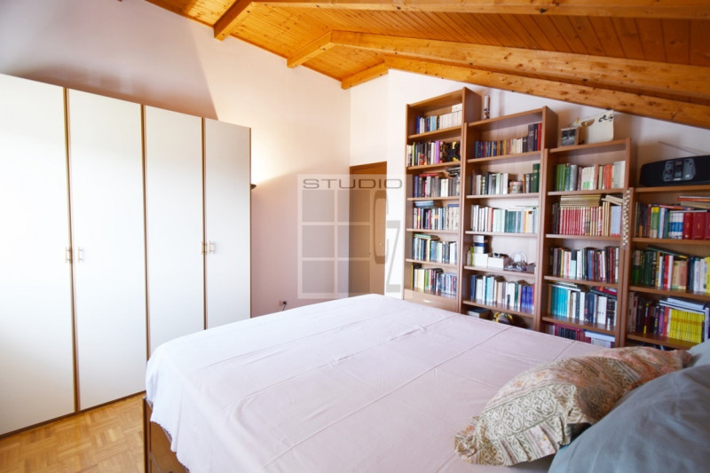 Proponiamo ATTICO completamente travato a vista.
Caratterizza l'abitazione la splendida location:...