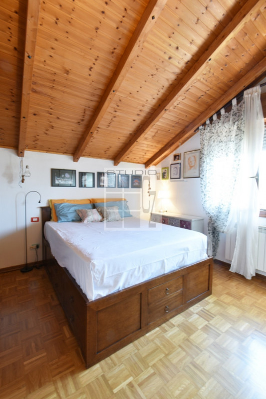 Proponiamo ATTICO completamente travato a vista.
Caratterizza l'abitazione la splendida location:...