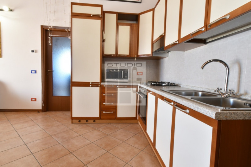 Proponiamo ATTICO completamente travato a vista.
Caratterizza l'abitazione la splendida location:...