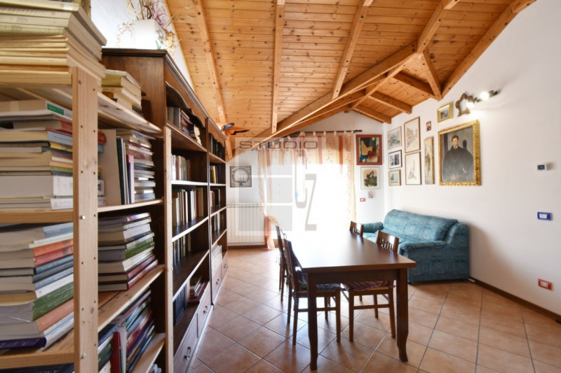 Proponiamo ATTICO completamente travato a vista.
Caratterizza l'abitazione la splendida location:...