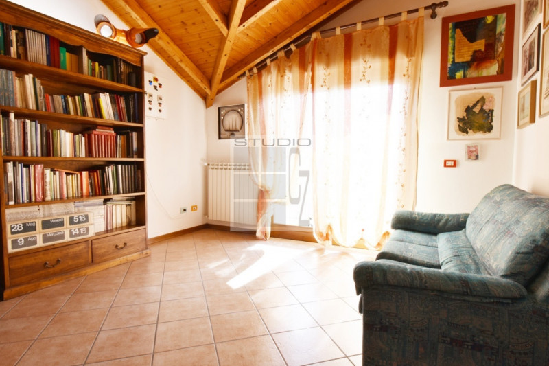 Proponiamo ATTICO completamente travato a vista.
Caratterizza l'abitazione la splendida location:...