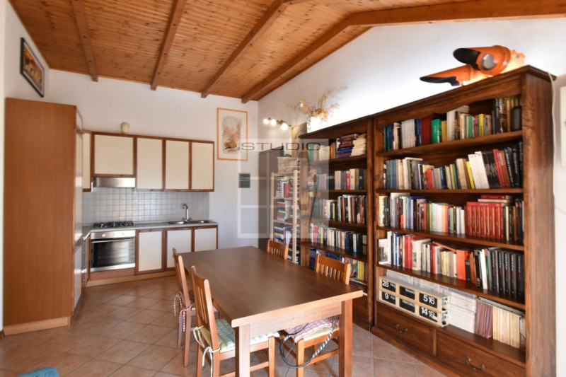 Proponiamo ATTICO completamente travato a vista.
Caratterizza l'abitazione la splendida location:...