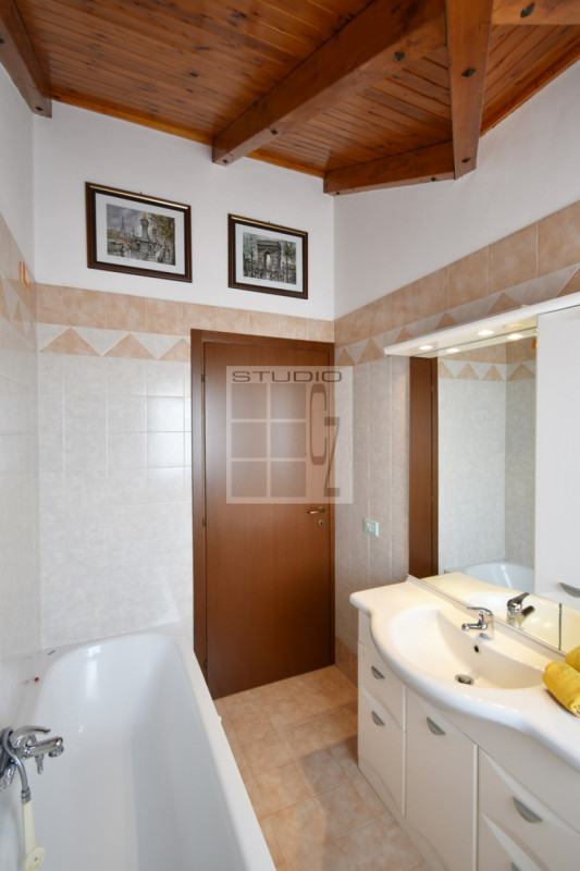 Proponiamo ATTICO completamente travato a vista.
Caratterizza l'abitazione la splendida location:...