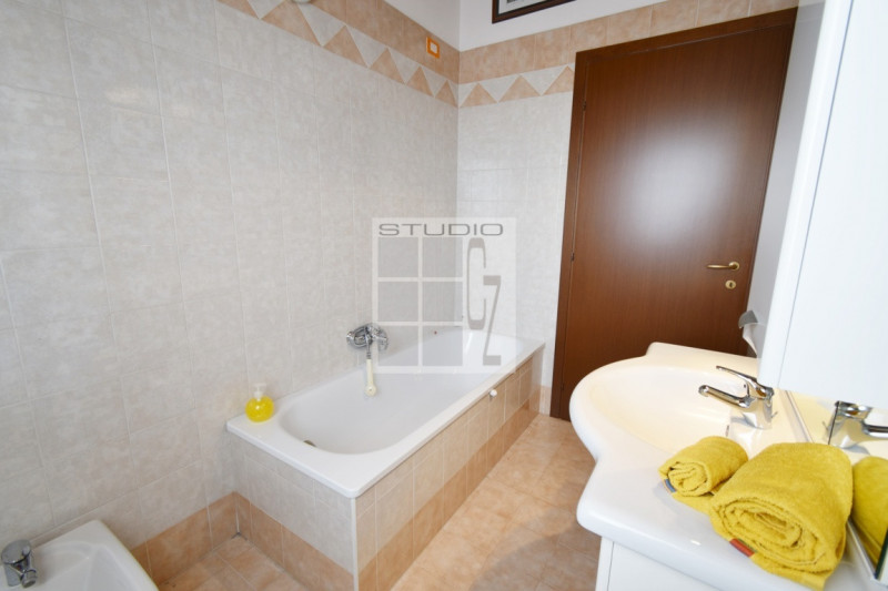 Proponiamo ATTICO completamente travato a vista.
Caratterizza l'abitazione la splendida location:...