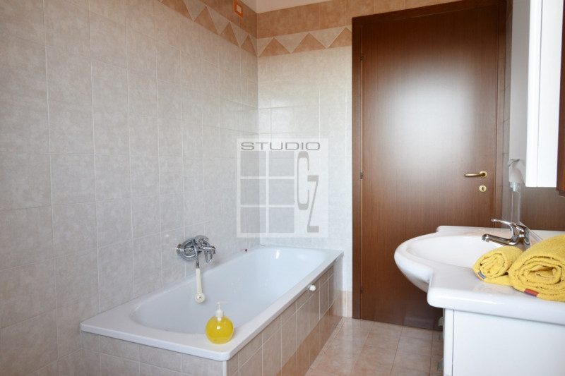 Proponiamo ATTICO completamente travato a vista.
Caratterizza l'abitazione la splendida location:...