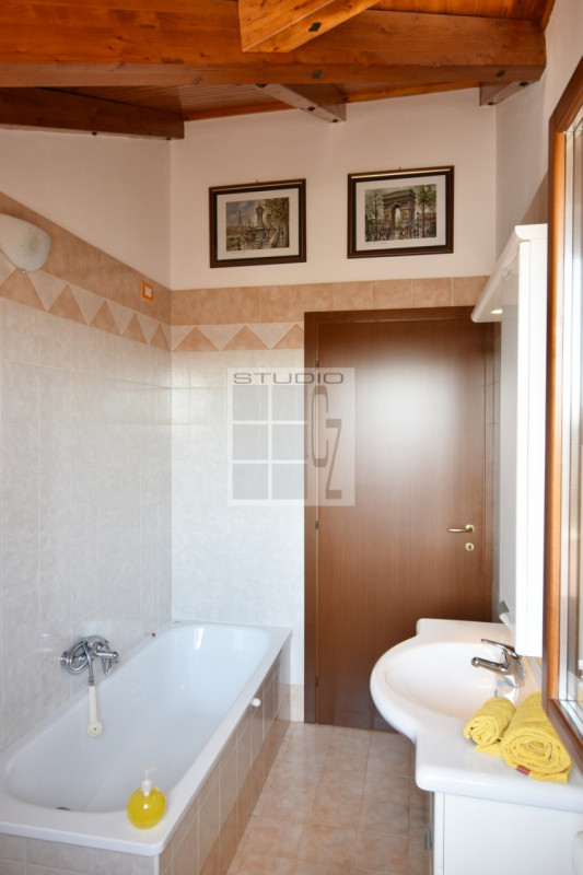 Proponiamo ATTICO completamente travato a vista.
Caratterizza l'abitazione la splendida location:...