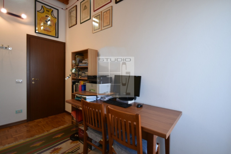 Proponiamo ATTICO completamente travato a vista.
Caratterizza l'abitazione la splendida location:...