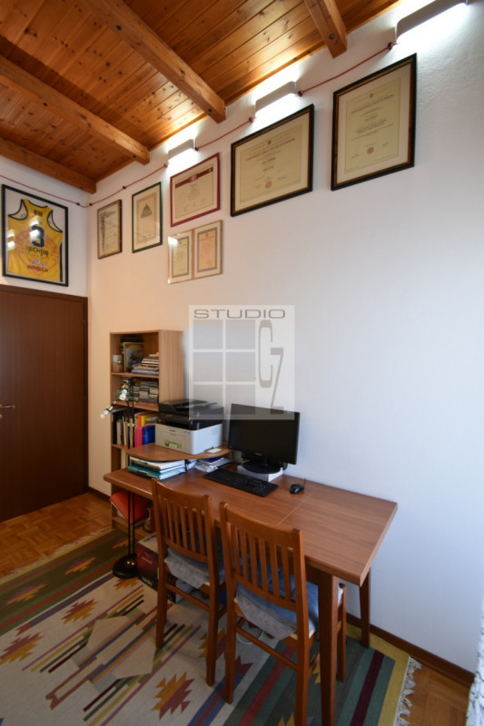 Proponiamo ATTICO completamente travato a vista.
Caratterizza l'abitazione la splendida location:...