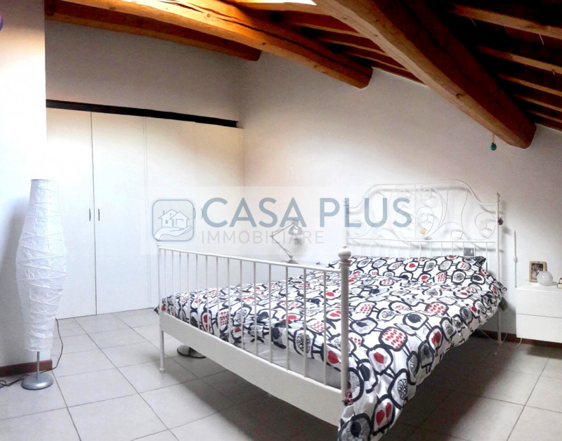 Proponiamo caratteristico ATTICO travato e completamente arredato all'interno delle mura storiche...