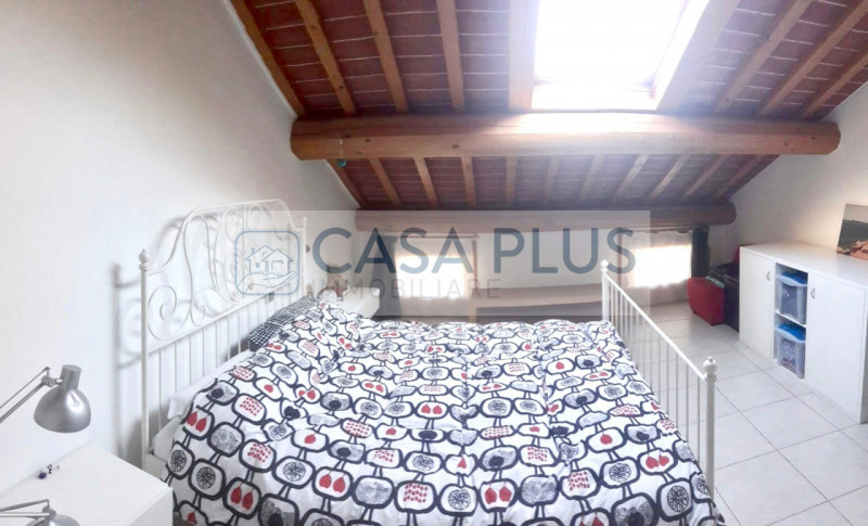 Proponiamo caratteristico ATTICO travato e completamente arredato all'interno delle mura storiche...