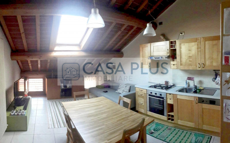 Proponiamo caratteristico ATTICO travato e completamente arredato all'interno delle mura storiche...