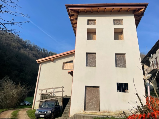 In contrada Spelaccia di Sotto, una zona tranquilla e immersa nel verde, ma a pochi minuti dal ce...