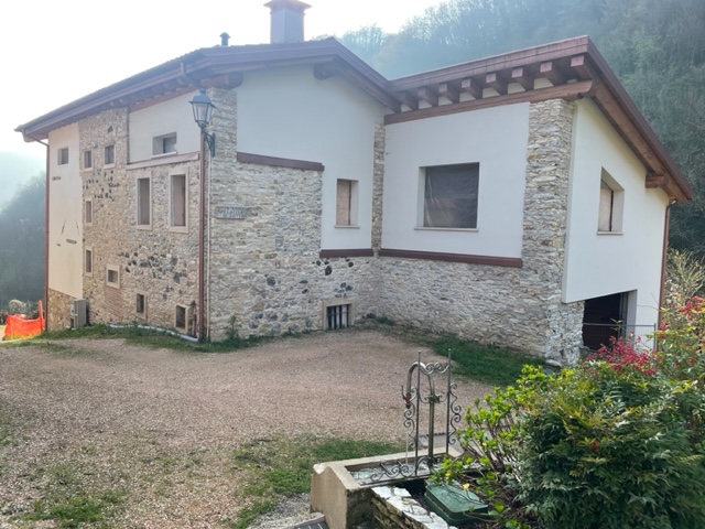 In contrada Spelaccia di Sotto, una zona tranquilla e immersa nel verde, ma a pochi minuti dal ce...