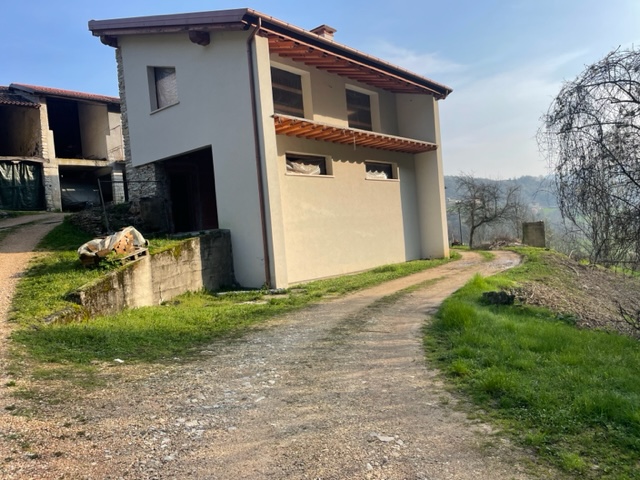 In contrada Spelaccia di Sotto, una zona tranquilla e immersa nel verde, ma a pochi minuti dal ce...