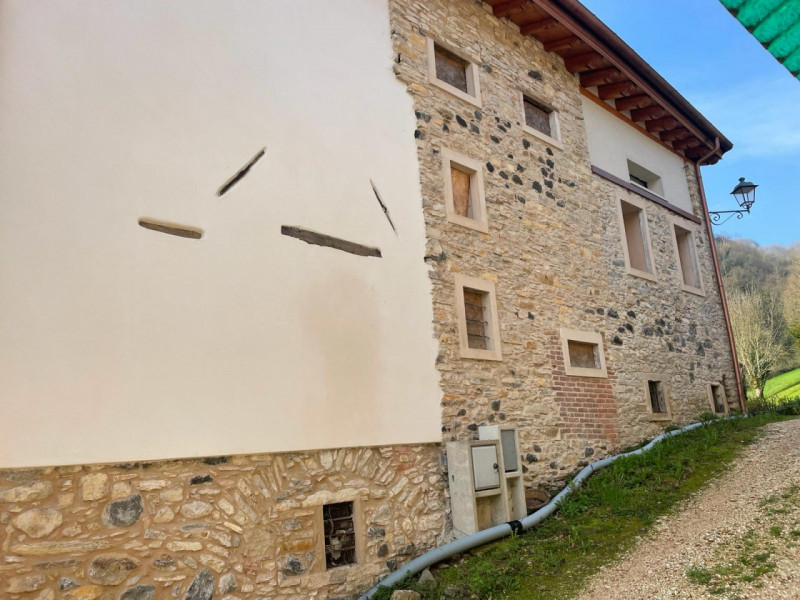 In contrada Spelaccia di Sotto, una zona tranquilla e immersa nel verde, ma a pochi minuti dal ce...