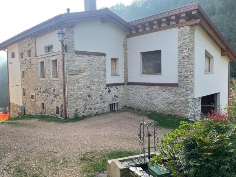 In contrada Spelaccia di Sotto, una zona tranquilla e immersa nel verde, ma a pochi minuti dal ce...