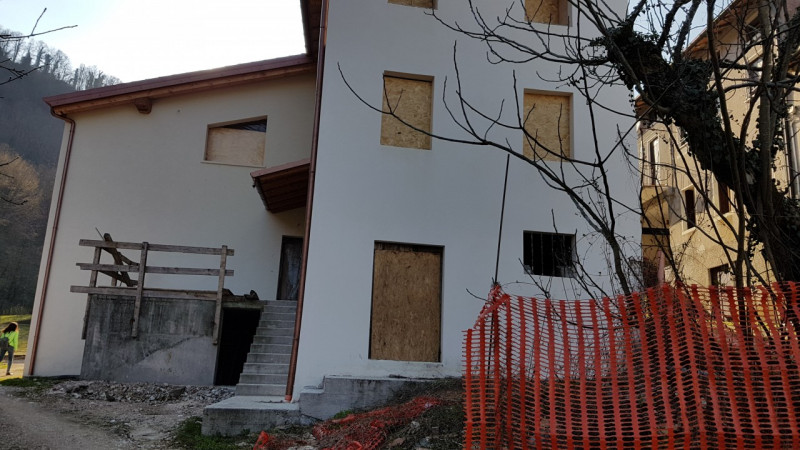 In contrada Spelaccia di Sotto, una zona tranquilla e immersa nel verde, ma a pochi minuti dal ce...