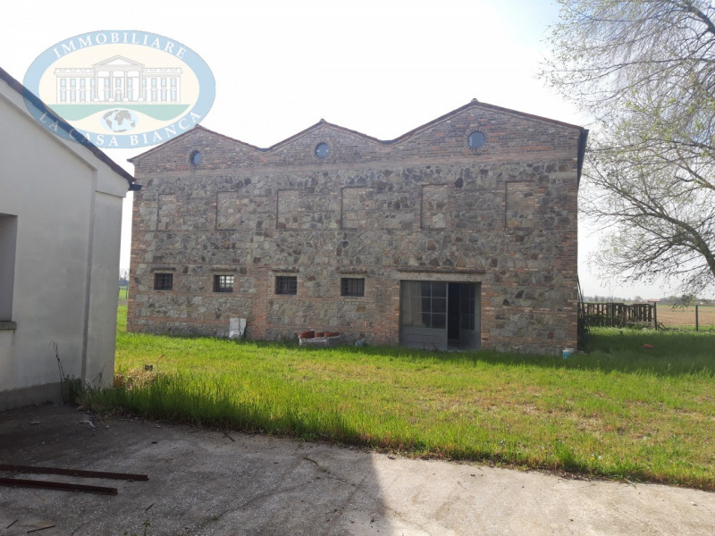 In zona di forte visibilità ma attorniata da molto verde vendesi bellissima proprietà. Casale di ...