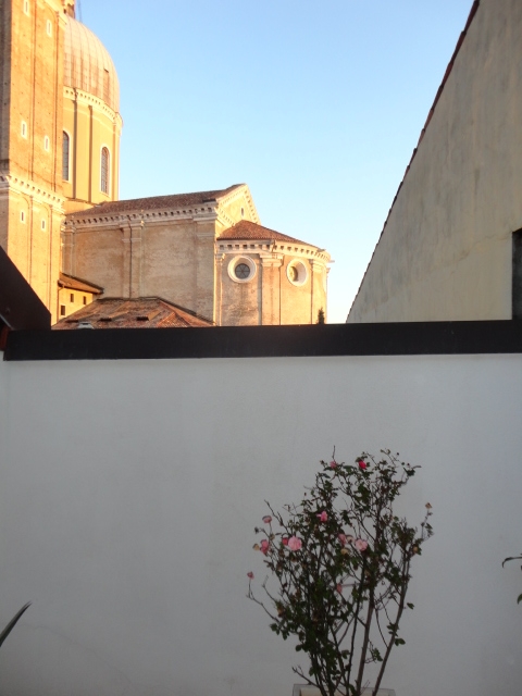 In una palazzina di poche unità alle spalle del Duomo è disponibile un grazioso appartamento con ...