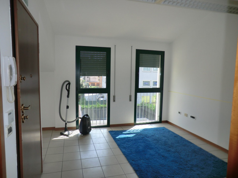 Savonarola, fuori delle mura medioevali, si propone in locazione un miniappartamento non arredato...