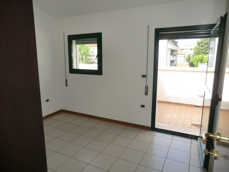 Savonarola, fuori delle mura medioevali, si propone in locazione un miniappartamento non arredato...