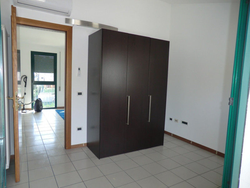 Savonarola, fuori delle mura medioevali, si propone in locazione un miniappartamento non arredato...