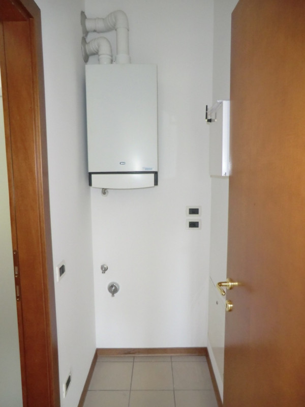 Savonarola, fuori delle mura medioevali, si propone in locazione un miniappartamento non arredato...