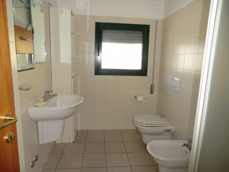 Savonarola, fuori delle mura medioevali, si propone in locazione un miniappartamento non arredato...