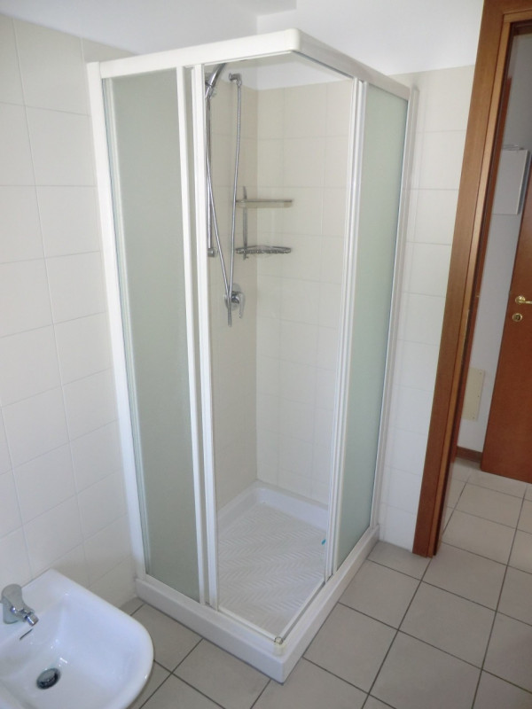 Savonarola, fuori delle mura medioevali, si propone in locazione un miniappartamento non arredato...